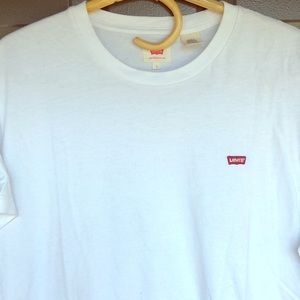 Levi’s white t shirt
